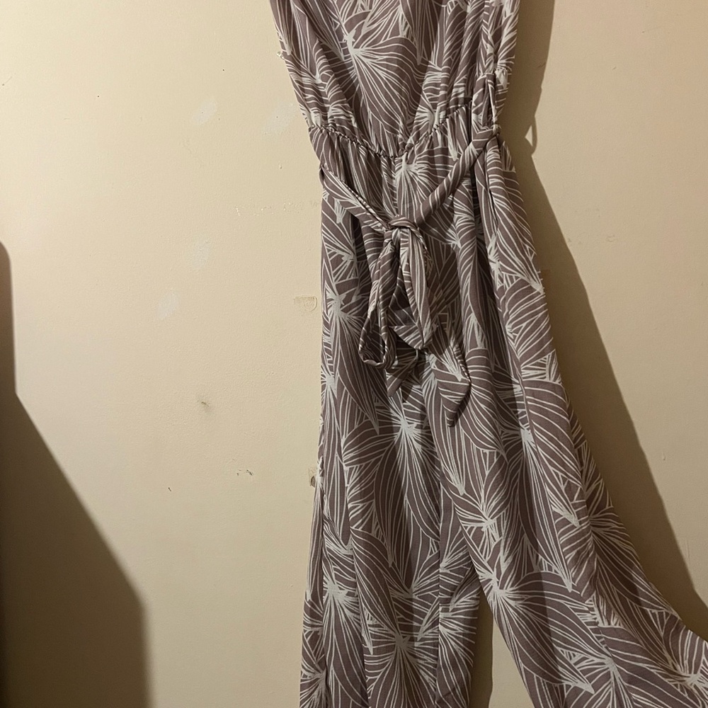 Chic Leaf Print Jumpsuit in Brown